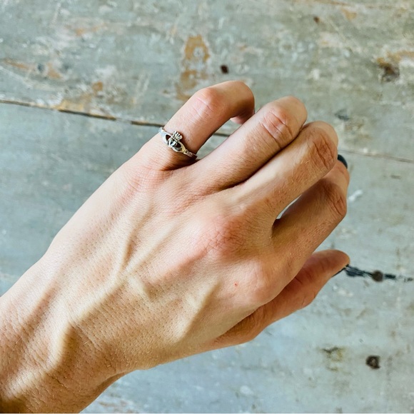 ♥️ Artisan ♥️ Vintage Irish Sterling Silver Claddagh Ring - Picture 3 of 13